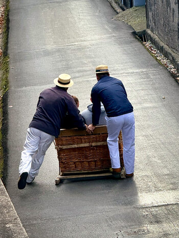 Carreiros steuern die Korbschlitten sicher an ihr Ziel in Funchal