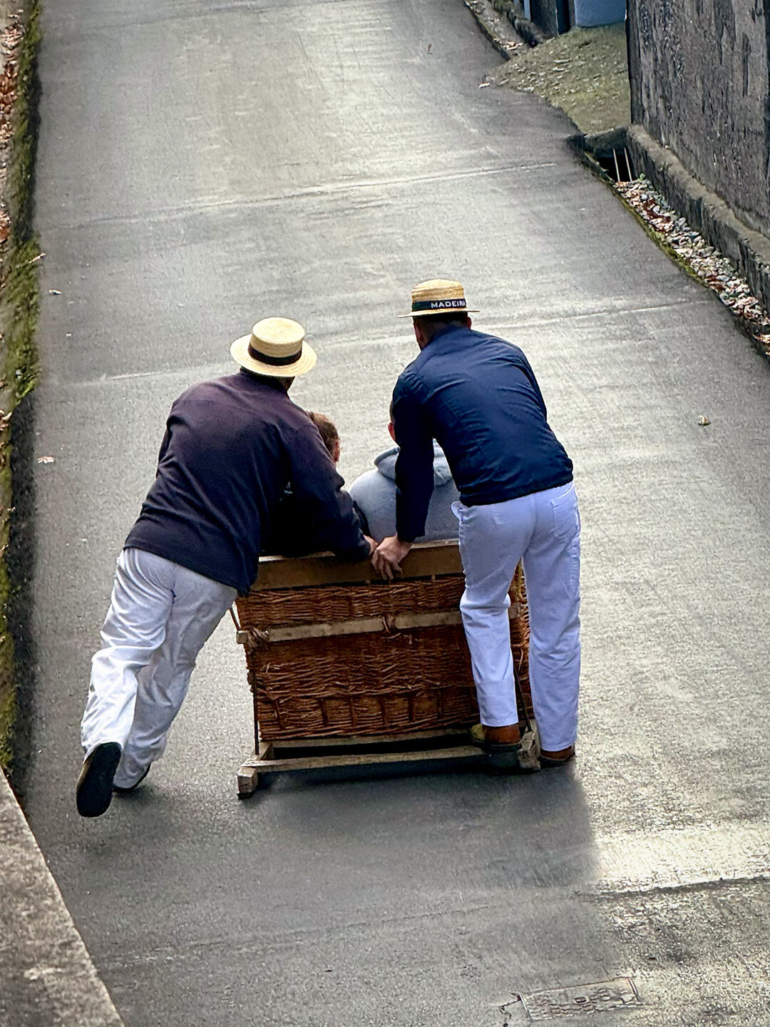 Carreiros steuern die Korbschlitten sicher an ihr Ziel in Funchal auf Madeira Carreiros steuern die Korbschlitten sicher an ihr Ziel in Funchal