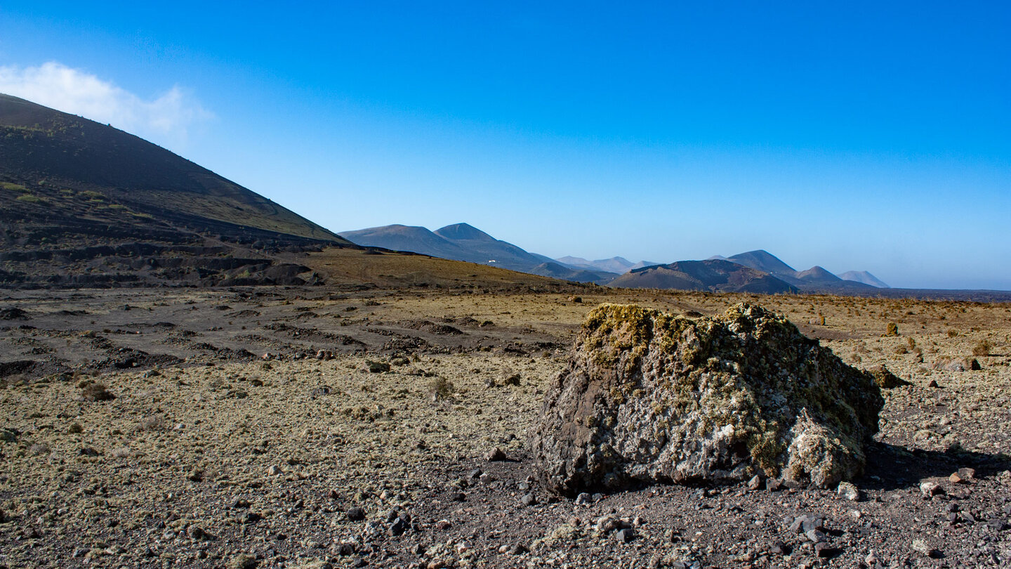 Blick über die Flanke des Montaña Negra auf den Kegel des Montaña de las Lapas o del Cuervo