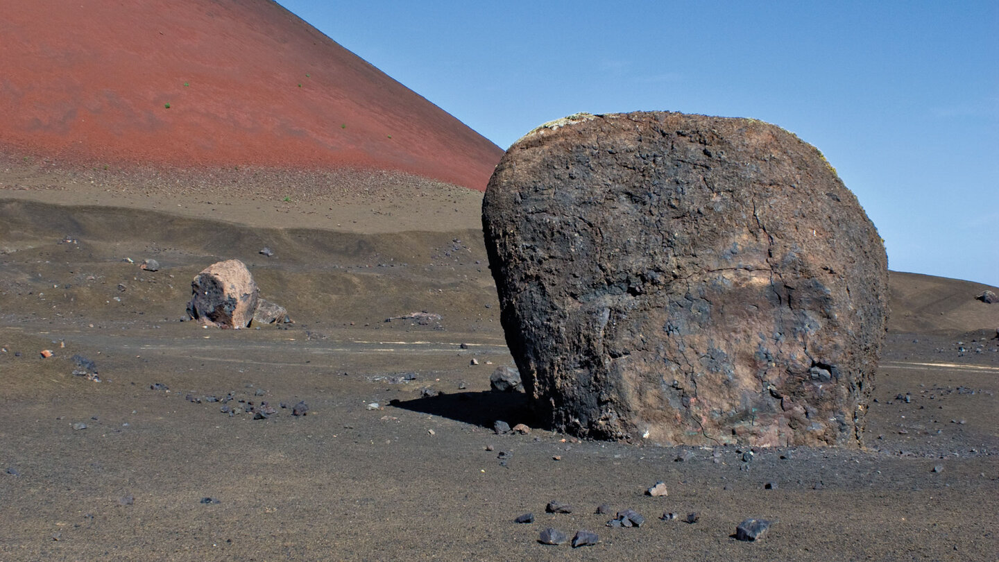 die riesige Vulkanbombe auf den Lapillifeldern des Montaña Colorada