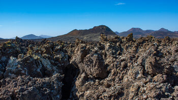 der Montaña de las Nueces erhebt sich hinter einem Feld aus scharfkantiger Lava