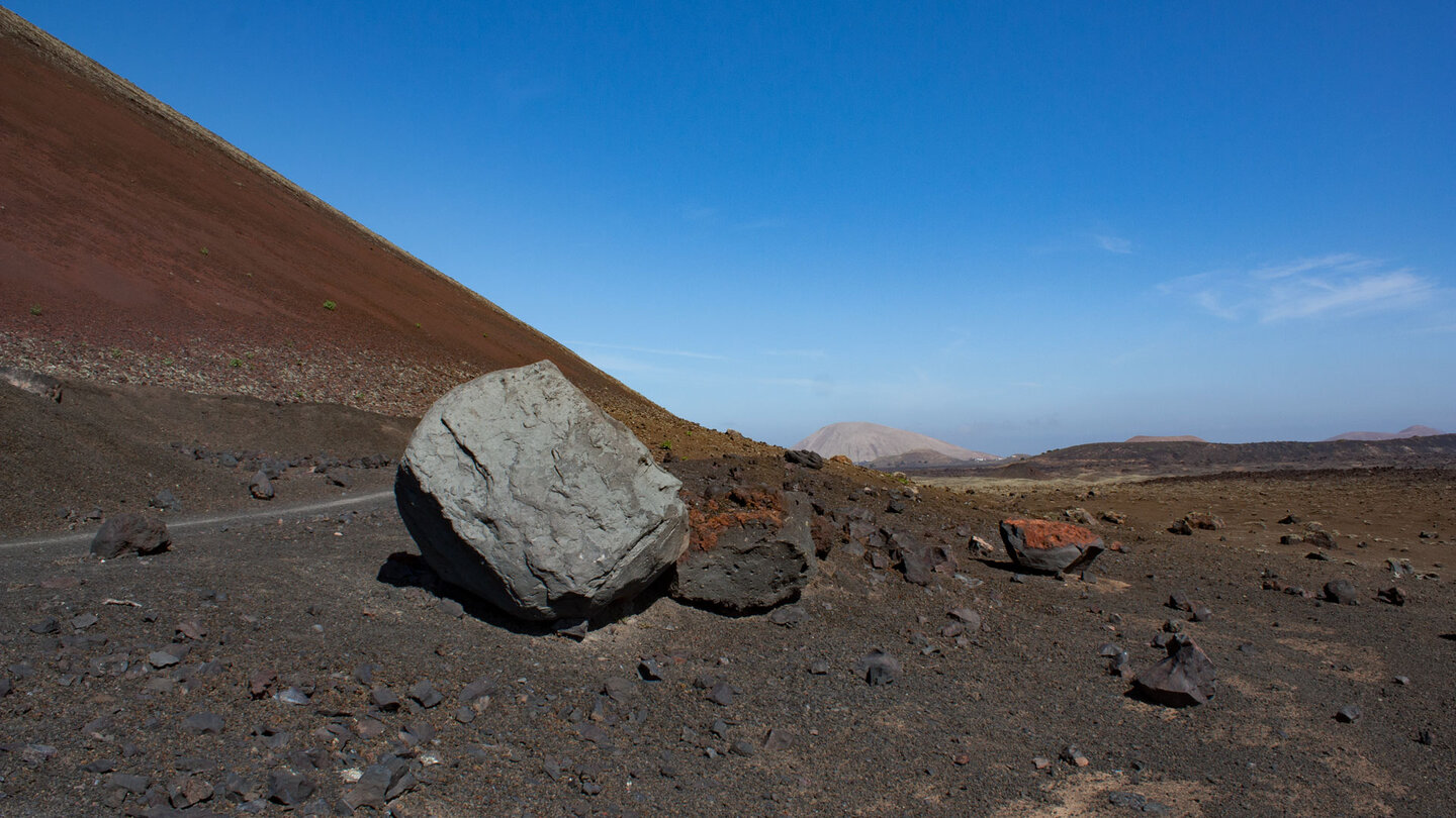 der Wanderweg Sendero de Lava am Fuße des Montaña Colorada