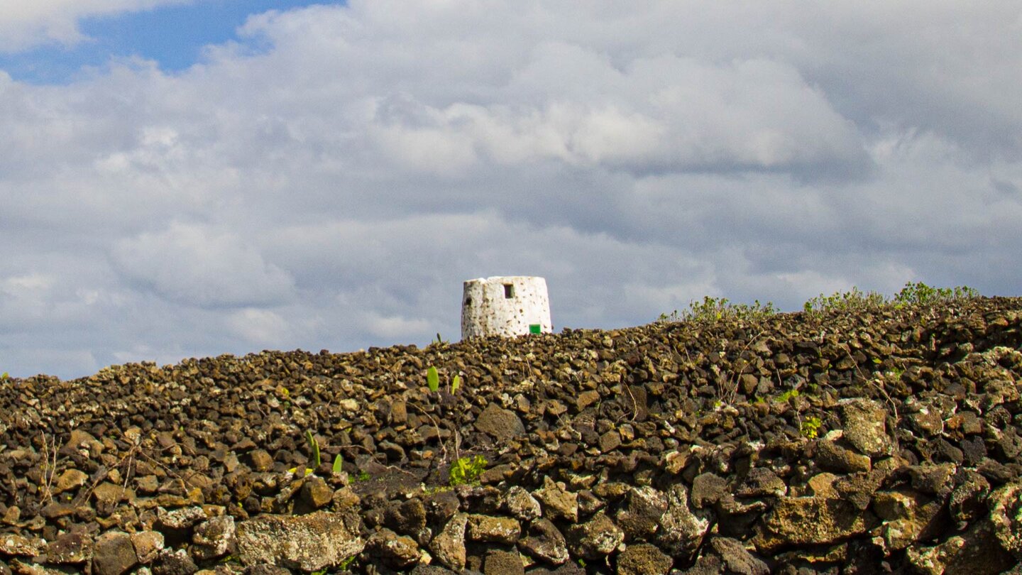 ein Türmchen in den Weinbergen am Fuße des Monte Corona