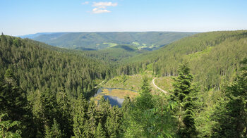 Schwarzwaldpanorama mit Blick auf den Huzenbacher See vom Aussichtspunkt Seeblick