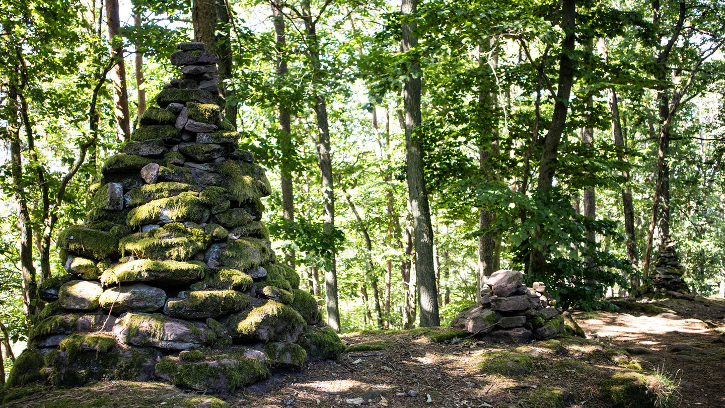 Steinpyramiden am Kammweg des Löffelsbergs – Wegmarken im Laubwald.