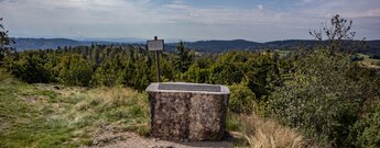 am Aussichtspunkt Bürgle eröffnet sich bei klarem Wetter ein Alpenpanorama
