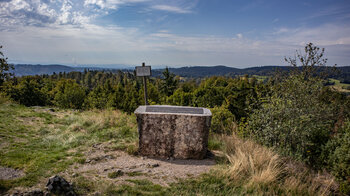 am Aussichtspunkt Bürgle eröffnet sich bei klarem Wetter ein Alpenpanorama
