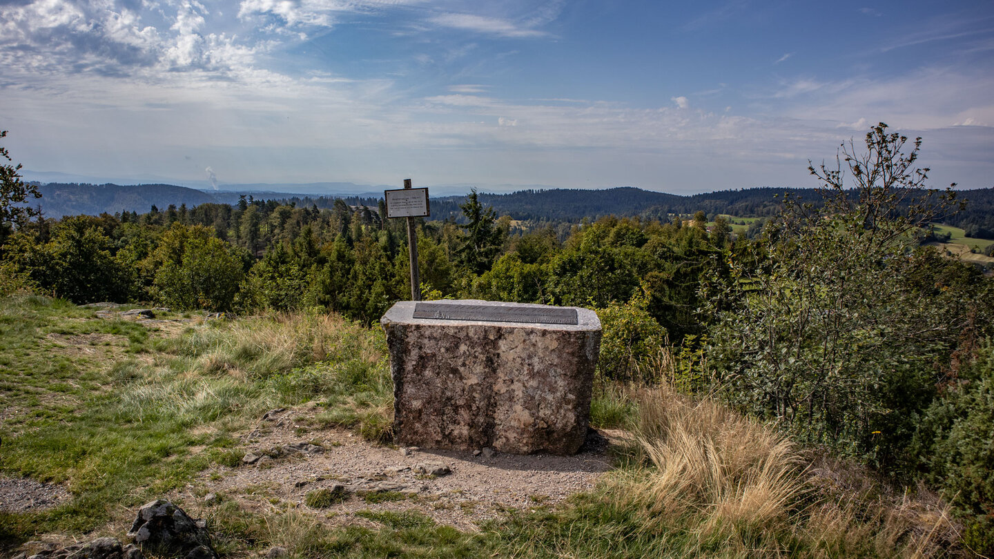 am Aussichtspunkt Bürgle eröffnet sich bei klarem Wetter ein Alpenpanorama