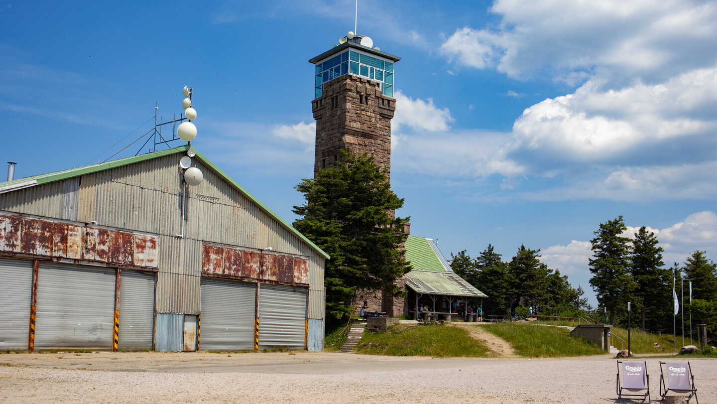 Hornisgrindeturm vor dem ehemaligen Segelfliegerhangar