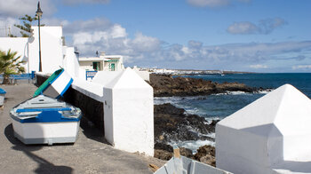 Fischerboote an der Promenade von Punta Mujeres in der Region Haría auf Lanzarote