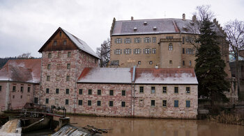 Schloss Aschach mit einem Wehr an der Saale in der Fränkischen Rhön