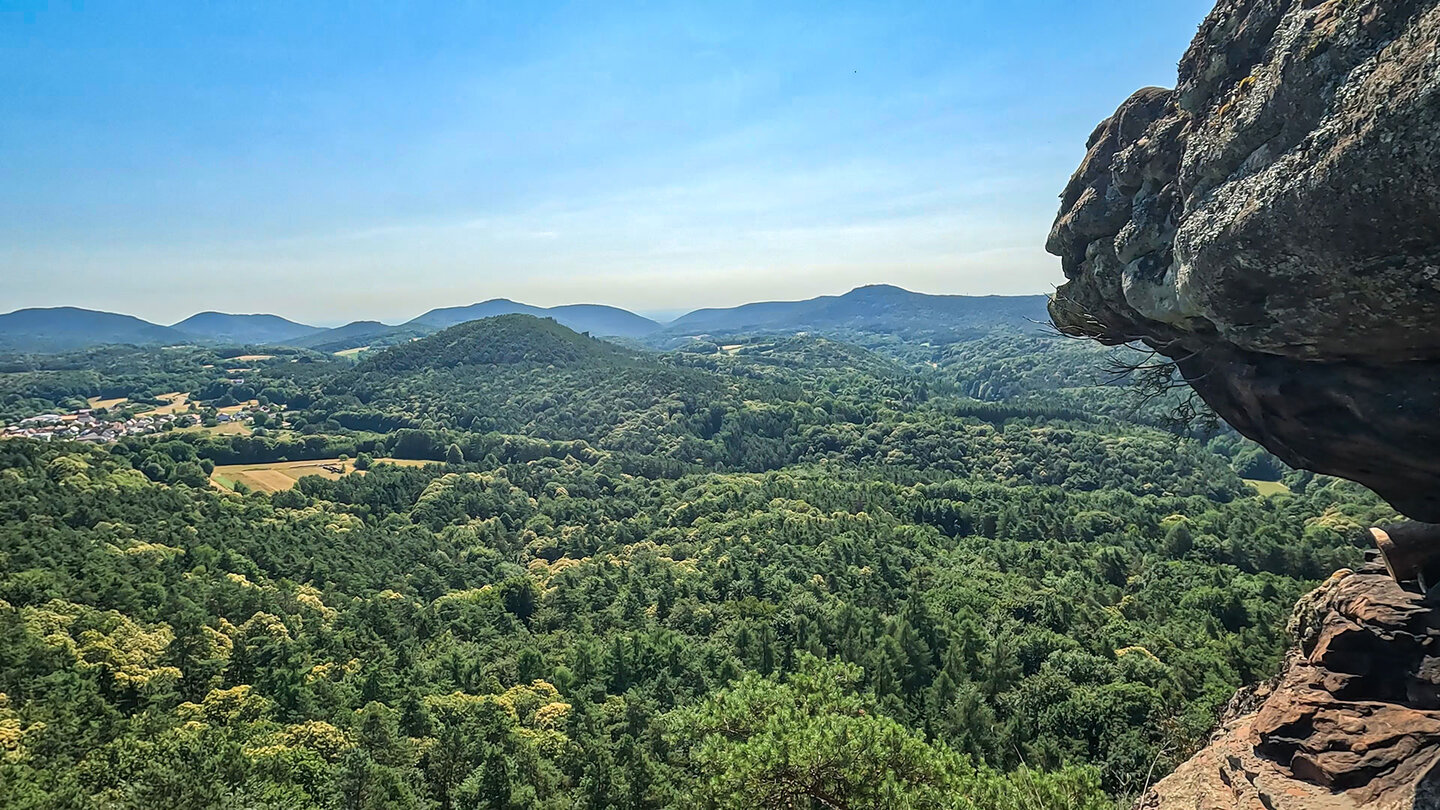 Ausblick vom Rötzenfels auf Gossersweiler Ausblick vom Rötzenfels auf Gossersweiler