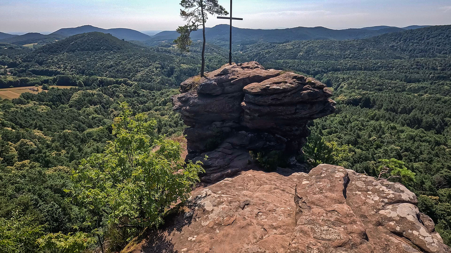Blick vom Rötzenfels auf den Rötzenpfeiler im Pfälzerwald Rötzenfels und Rötzenpfeiler im Pfälzerwald