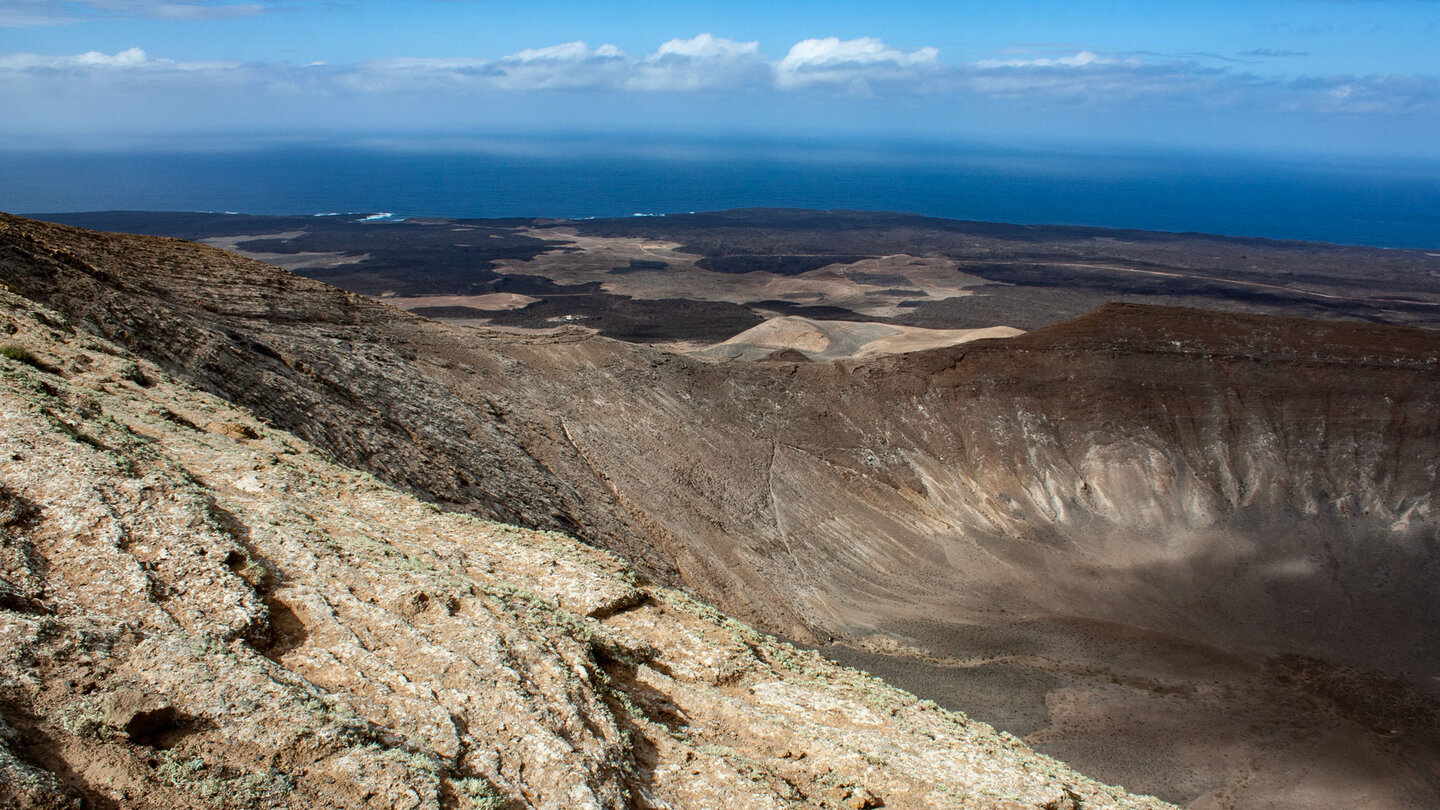 kalkhaltigen Adern überziehen den Krater der Caldera Blanca mit einer hellen Kruste