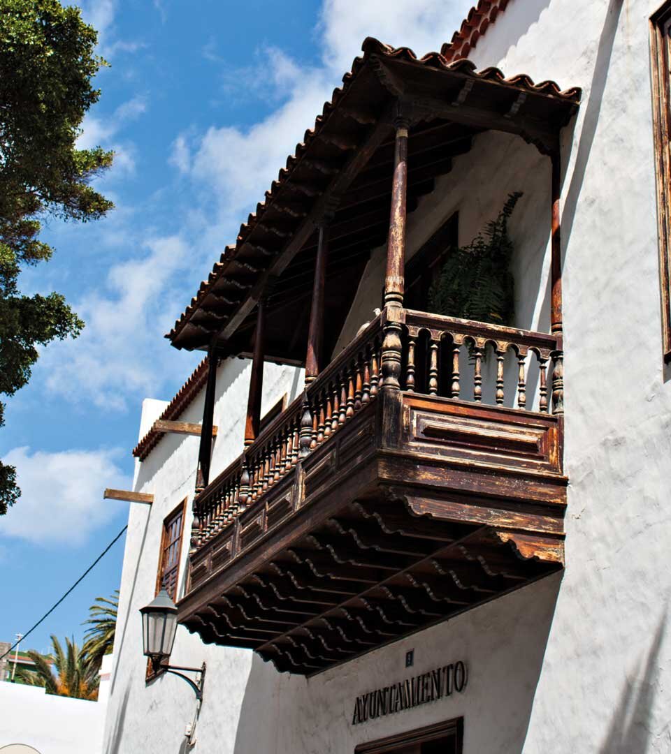 das Rathaus von Los Silos mit typisch kanarischen Holzbalkon