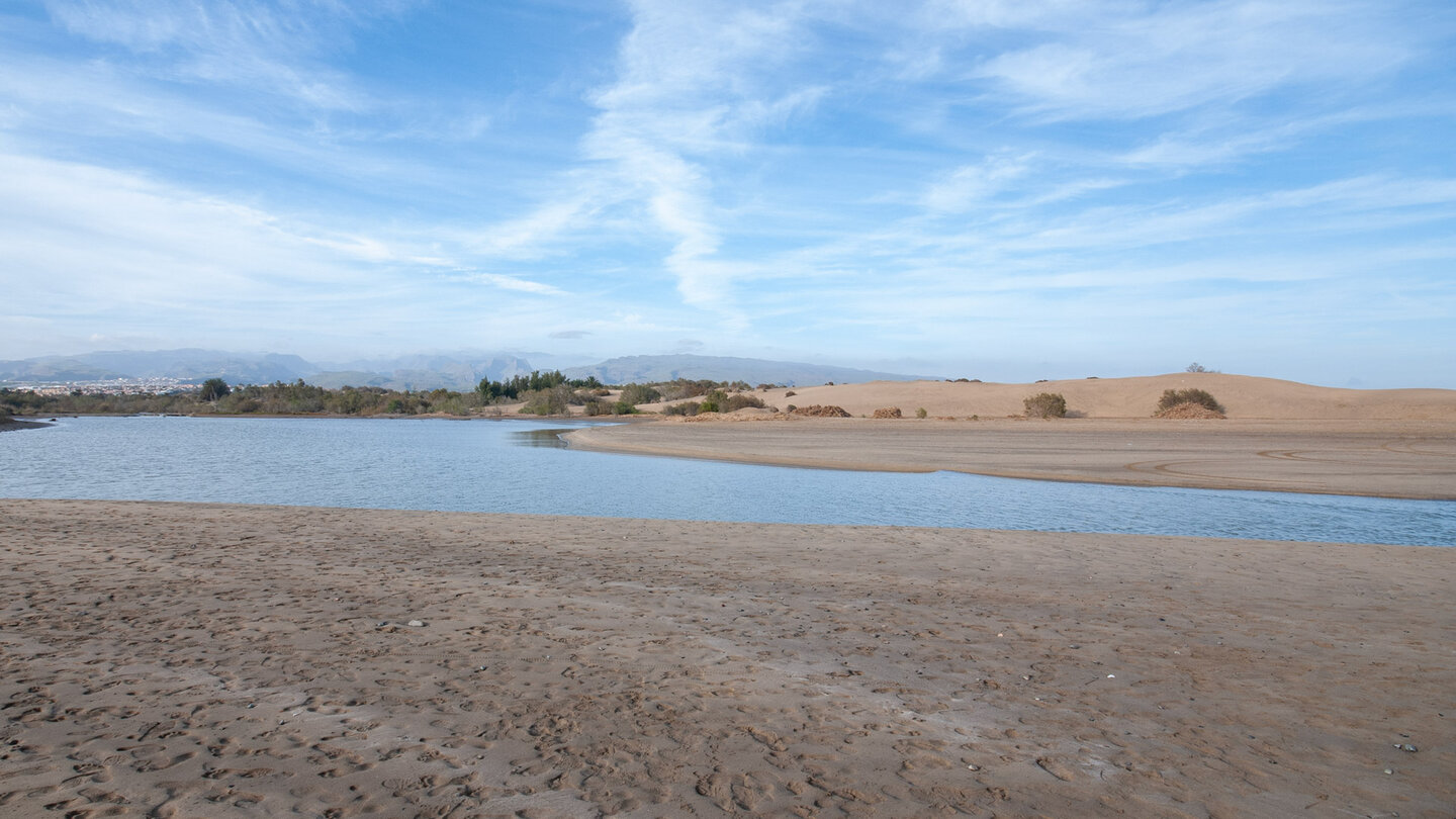 der Charco de Maspalomas auf Gran Canaria grenzt die Dünen von Maspalomas im Westen ein der Charco de Maspalomas auf Gran Canaria grenzt die Dünen von Maspalomas im Westen ein