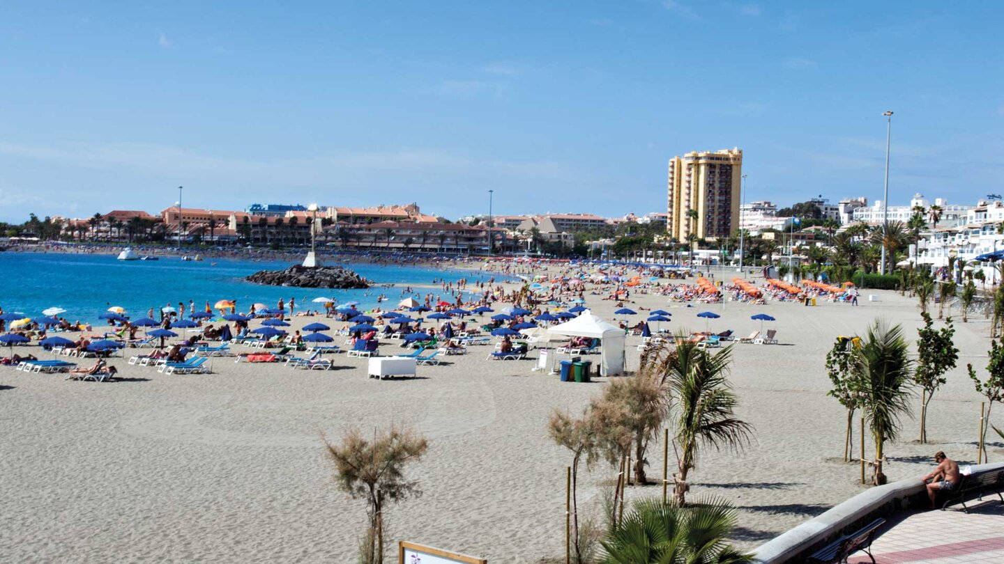 die Playa de Las Vistas in Los Cristianos im Süden Teneriffas Playa de Las Vistas in Los Cristianos auf Teneriffa