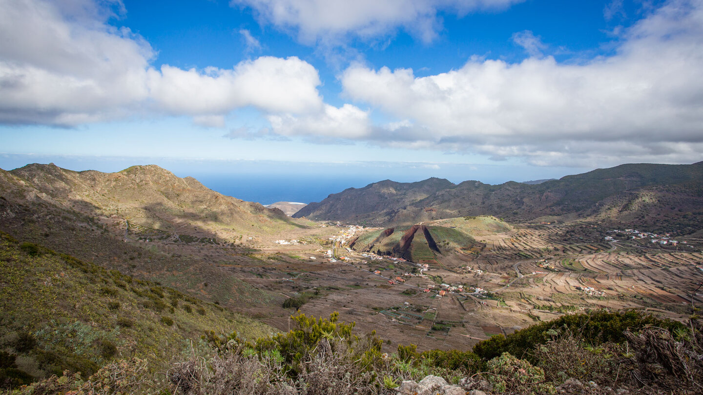 Ausblick übers weite Tal von El Palmar mit dem markanten Montaña del Palmar