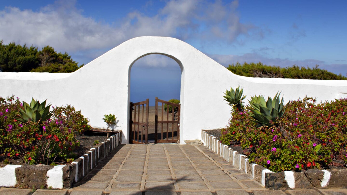 Blick durch die Pforte der Ermita Virgen de los Reyes auf den Atlantik