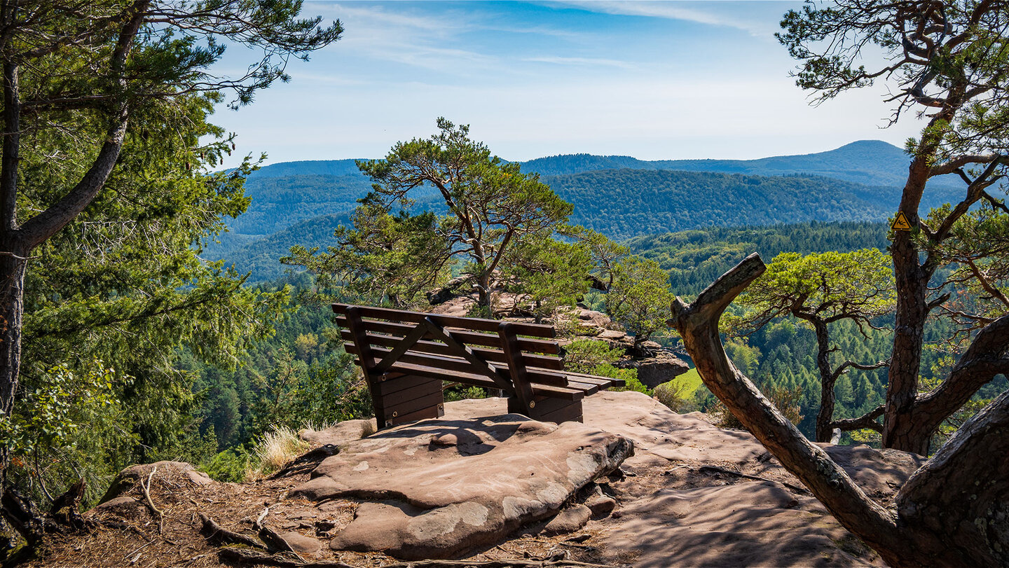 Der Rastplatz auf dem Schlüsselfels bietet wunderschöne Panoramaausblicke in Richtung Jüngstberg Rastplatz auf dem Schlüsselfels