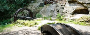 verschieden angeordnete Mühlräder an der Regensteinmühle im Harz