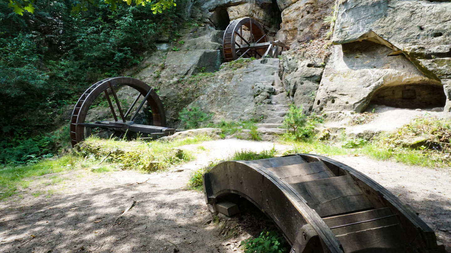 verschieden angeordnete Mühlräder an der historischen Regensteinmühle im Harz verschieden angeordnete Mühlräder an der Regensteinmühle im Harz