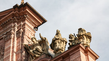 Figuren auf dem Portal der Jesuitenkirche in Heidelberg
