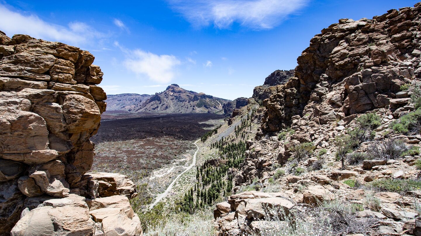 Blick in die Ebene der Caldera durch die Felsgipfel des El Cedro