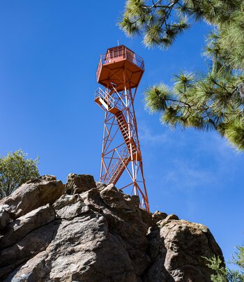 der rote Feuerwachturm Torre de Chavao