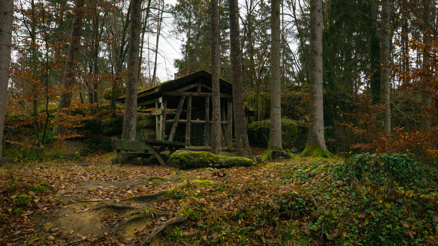Schutzhütte am Wanderparkplatz Klumpertal bei Pottenstein