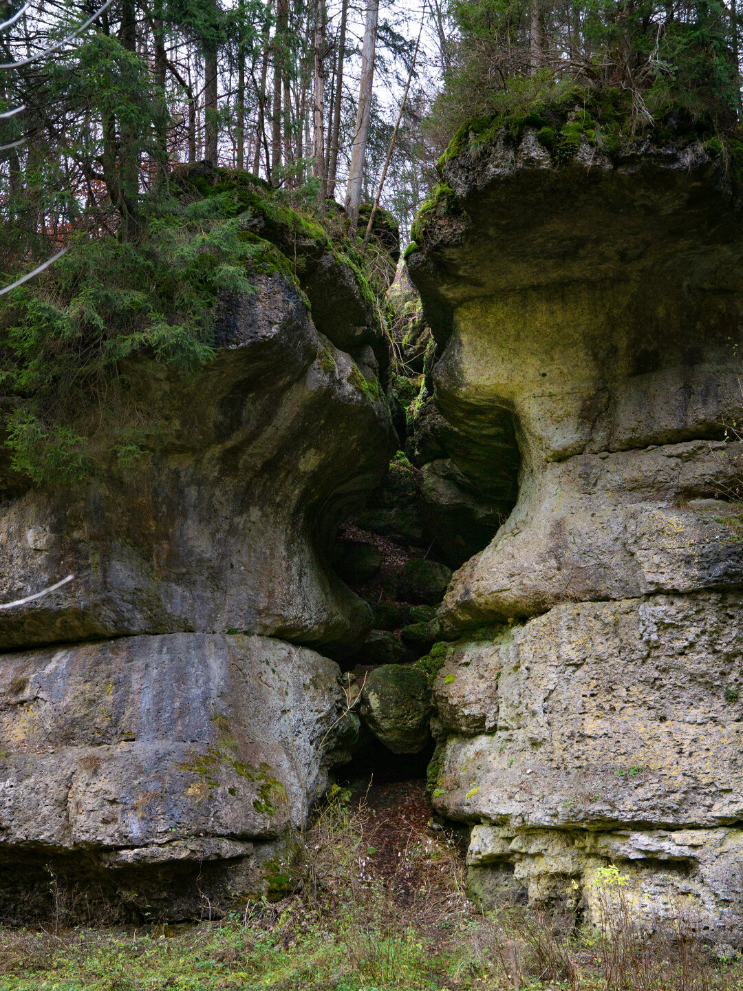 Hohlraum zwischen den Felstürmen am Abzweig zum Jägersteig