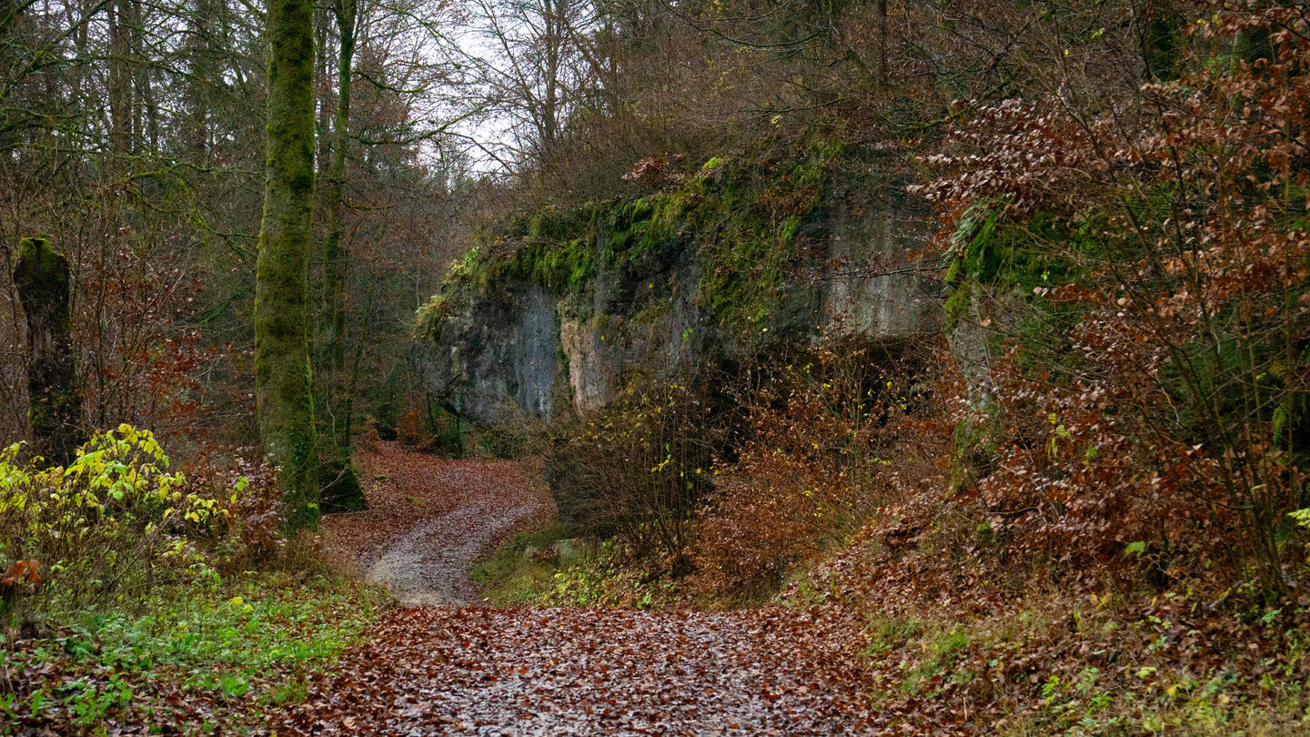 an Felswänden entlang führt der Höhenweg am Klumpertal