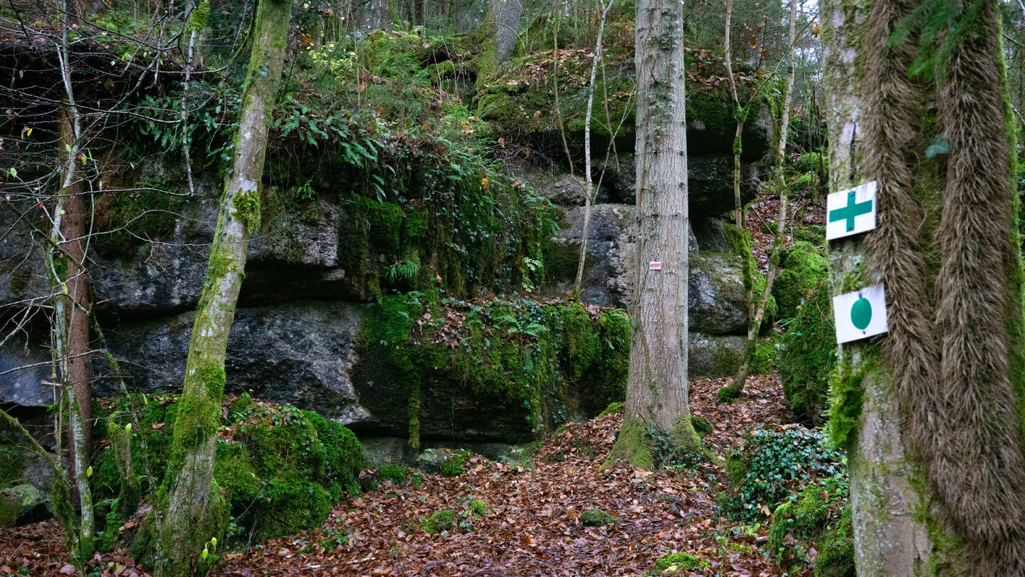 wilde Felsformationen am Weg