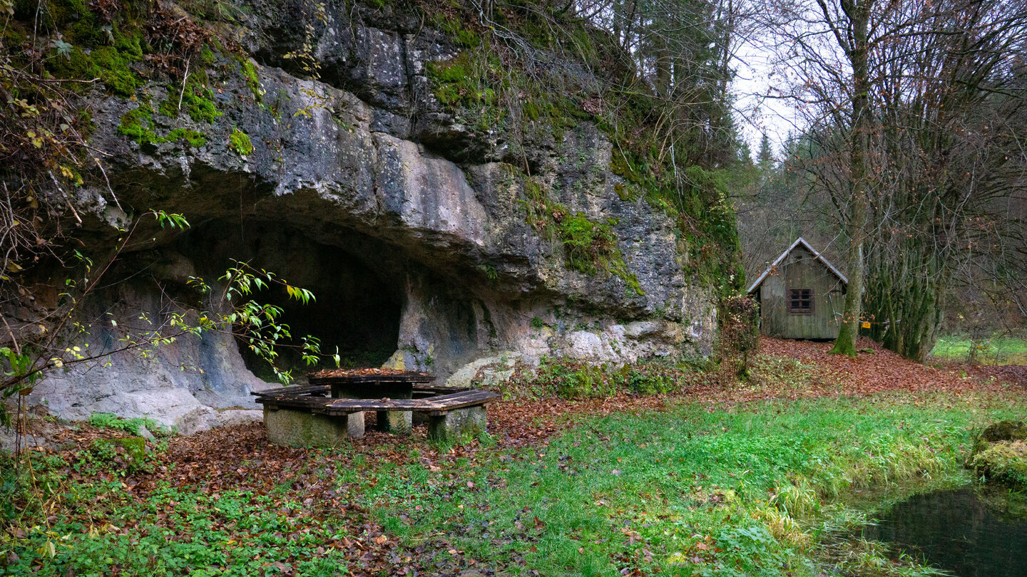 Picknickplatz unter den Felsen bei der ehemaligen Mühle an den Weihern