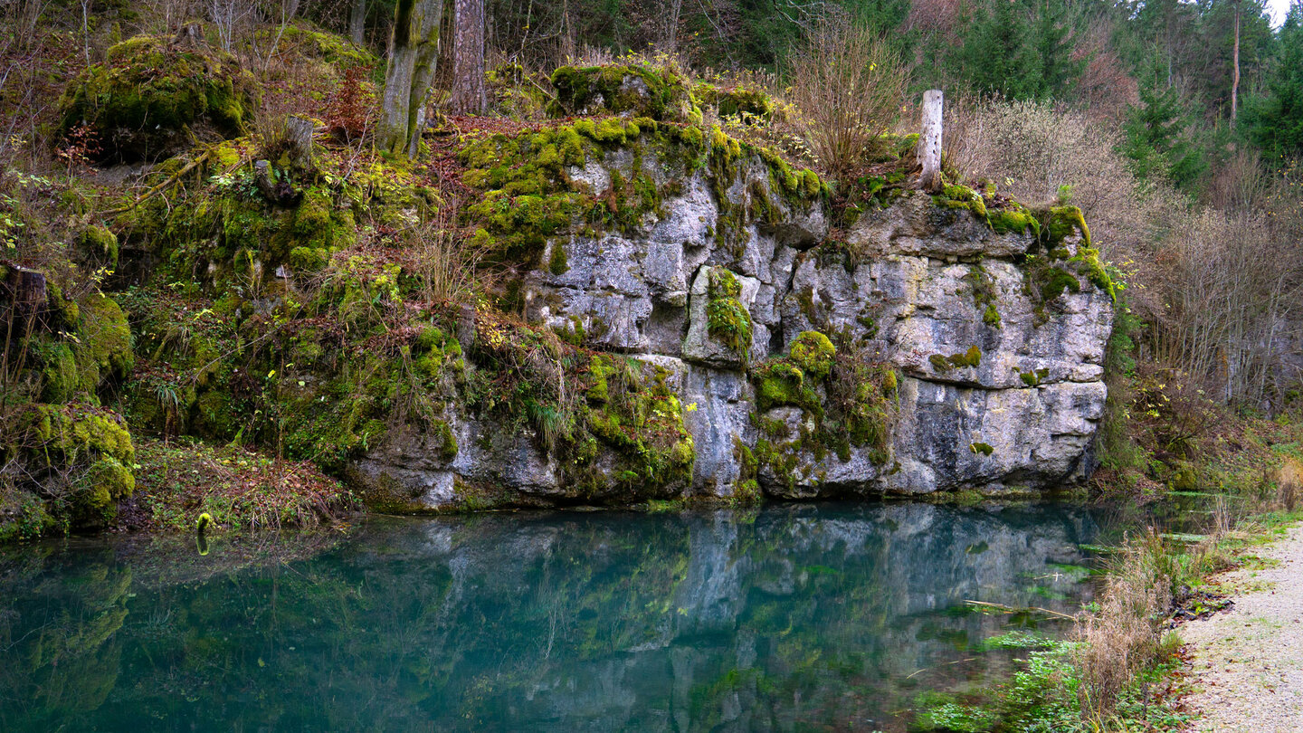 markante Felsen und spiegelndes Wasser am Heckelsweiher