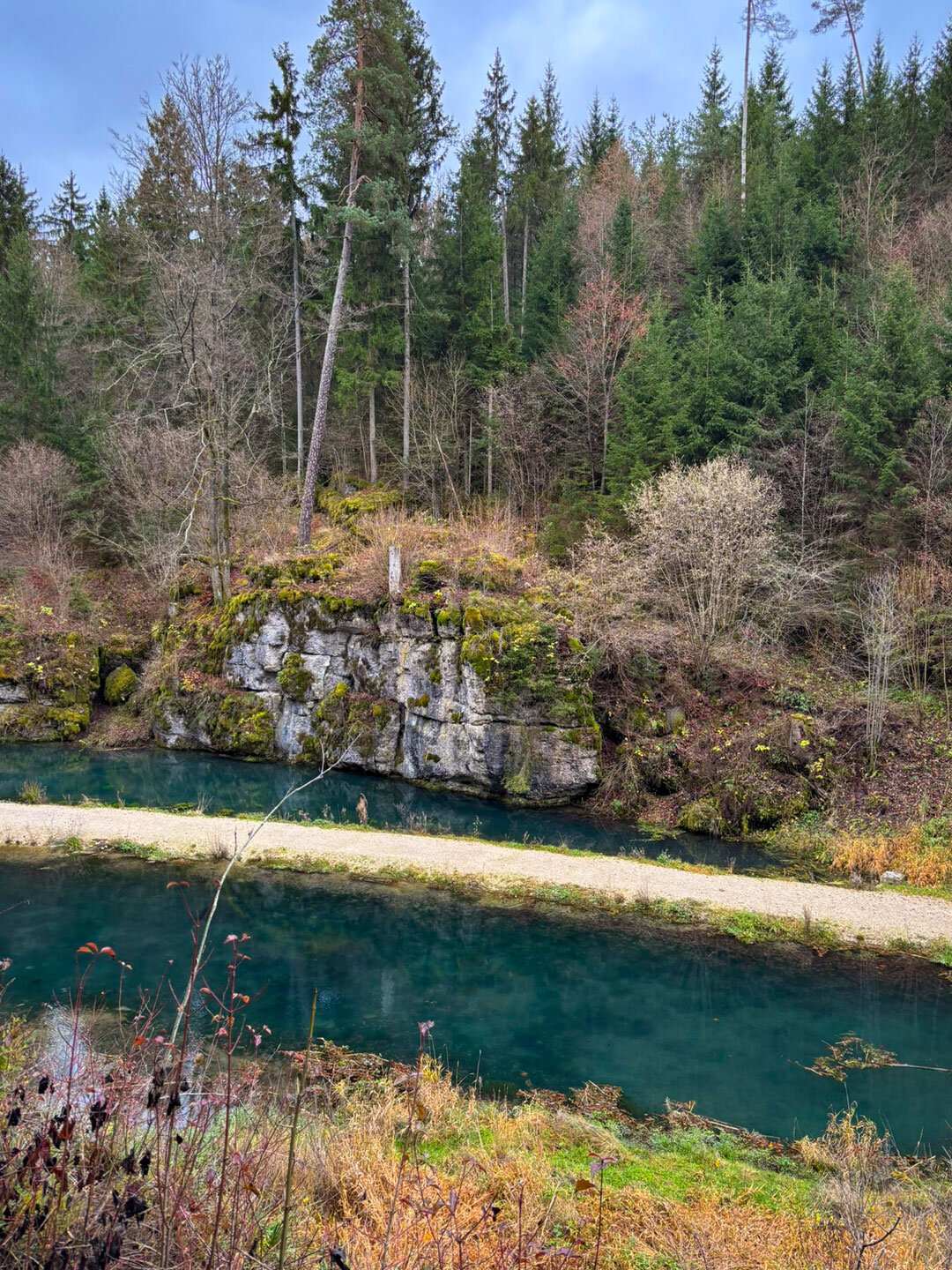 Blick auf den dammartigen Weg durch Felsen und Weiher