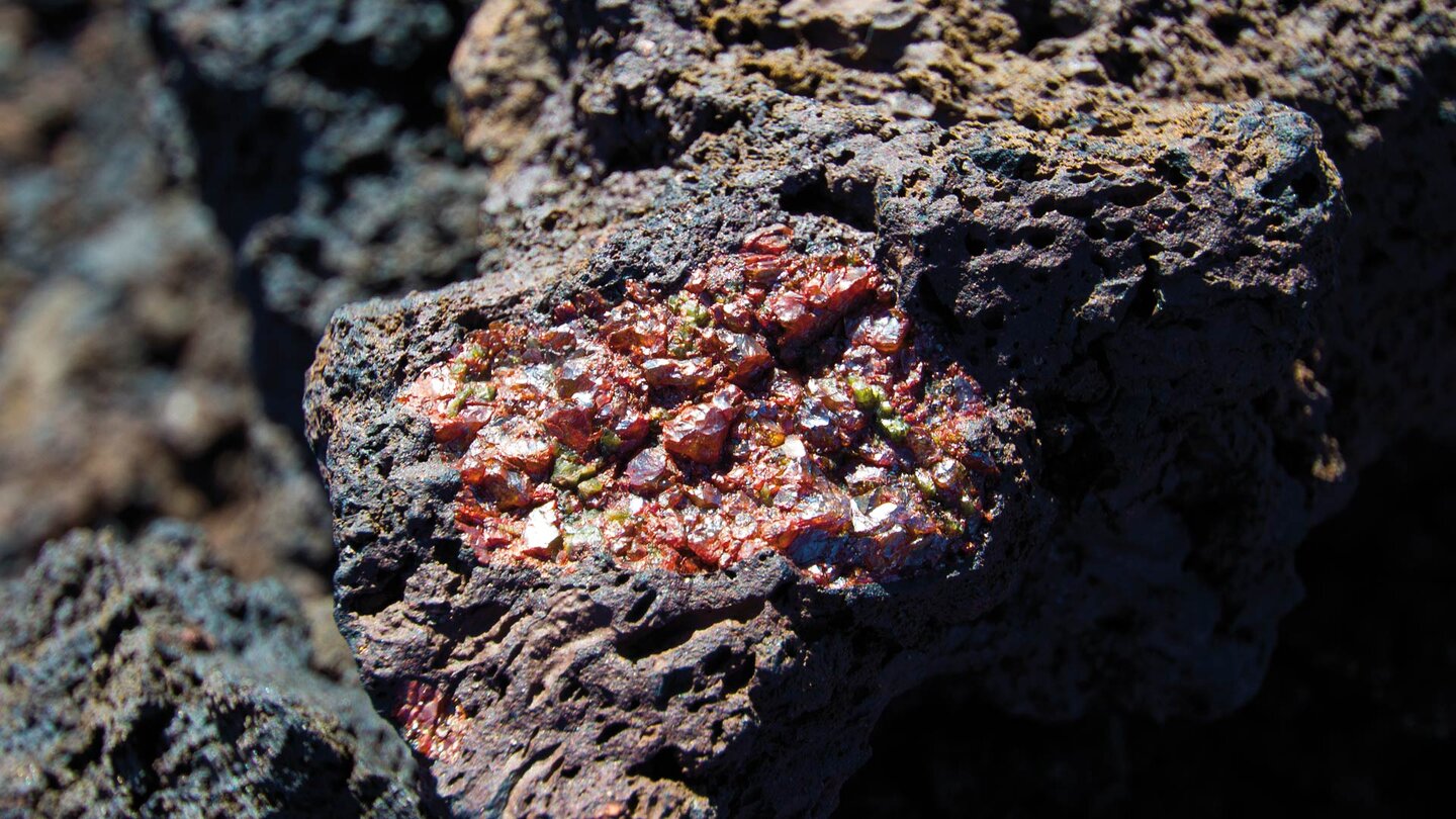 Basalt mit Einschlüssen von oxidiertem roten Olivin