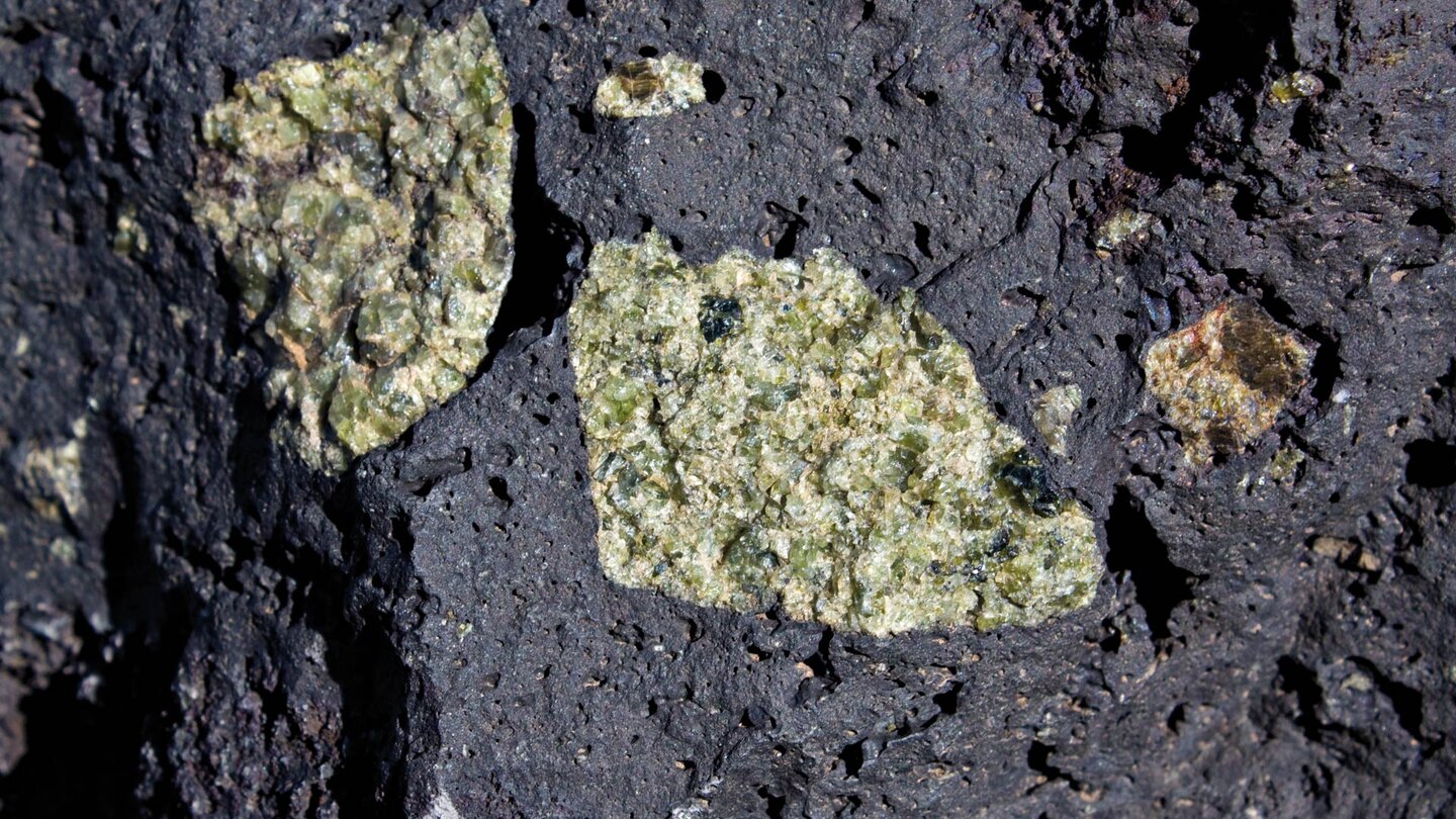 Einschlüsse von Olivin im Basalt am Montaña Colorada
