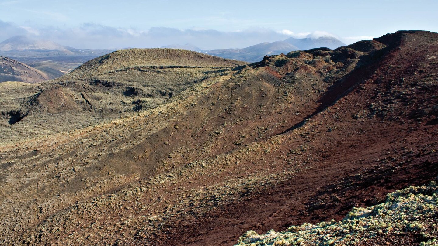 Blick in den Krater des Montaña Colorada auf Lanzarote