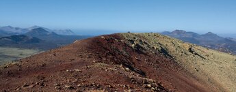 Blick entlang des Kraters des Montaña Colorada auf den Naturpark Los Volcanes