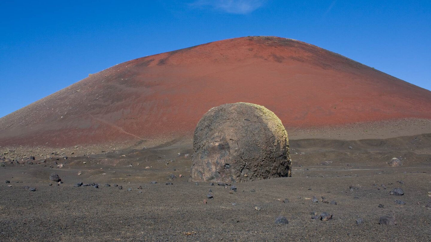 Vulkanbombe am Fuße des Montaña Colorada Vulkanbombe am Fuße des Montaña Colorada