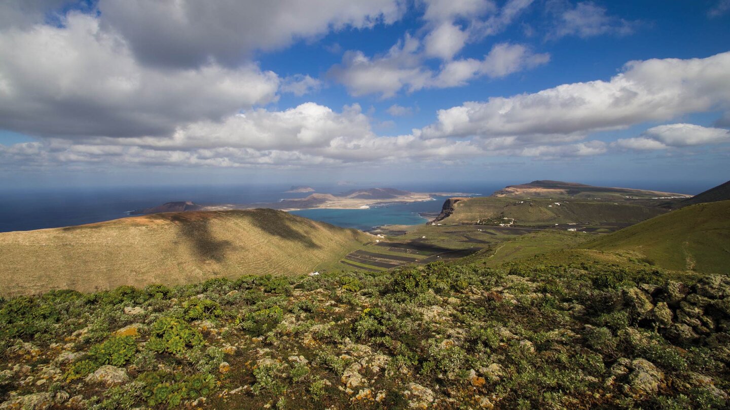 vom Wanderweg Richtung Montaña La Quemada blickt man über das Tal von Guinate nach La Graciosa Blick über das Tal von Guinate nach La Graciosa