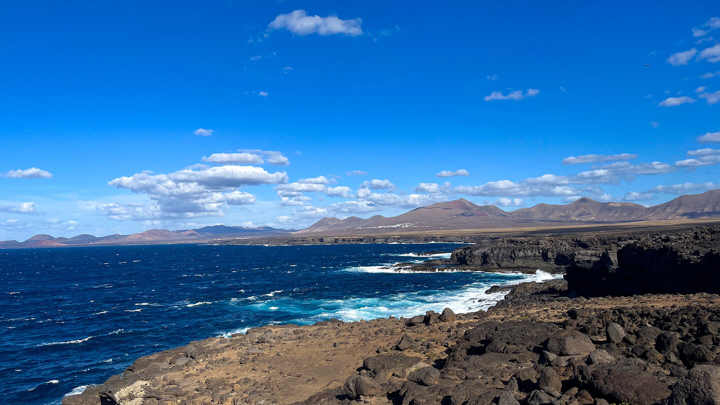 Küstenlandschaft bei Playa Blanca mit steilen Klippen