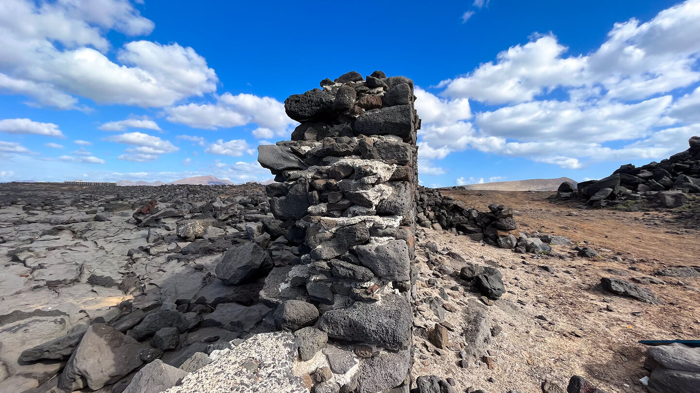 Mauerreste am Küstenwanderweg