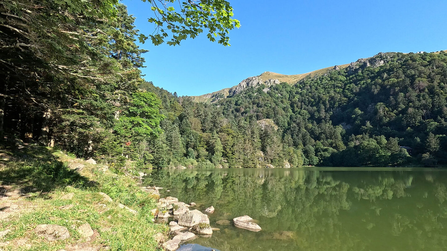 der Bergsee Lac du Schiessrothried vor den Felsformationen des Le Hohneck der Lac du Schiessrothried vor den Felsformationen des Le Hohneck