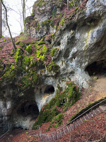 Höhlen entlang des Wegs