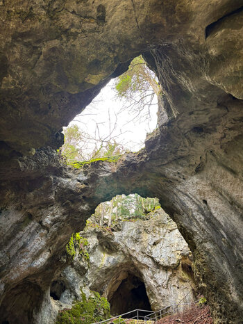 Blick hinauf zu den Resten der Höhlendecken