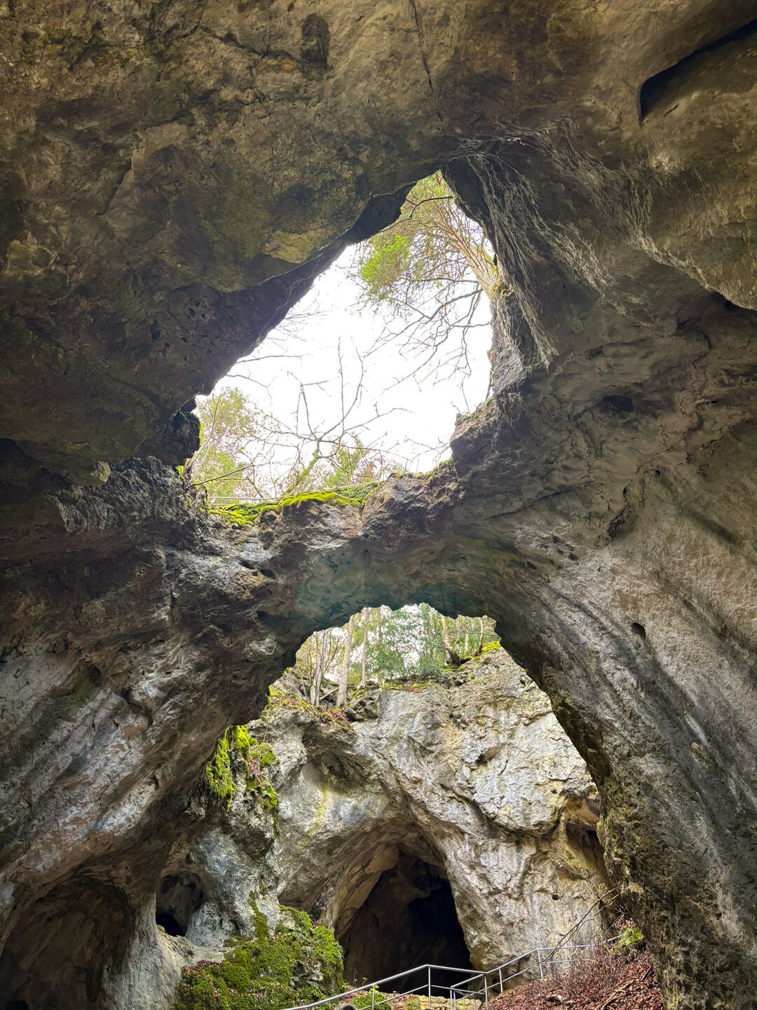 Blick hinauf zu den Resten der Höhlendecken