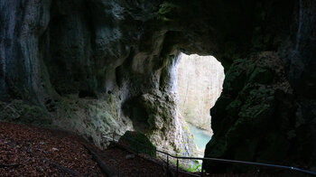 Blick auf die Wiesent durch die Höhlenöffnung