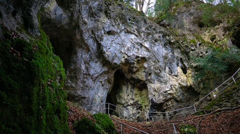 beeindruckende Höhleneingänge an der Riesenburg